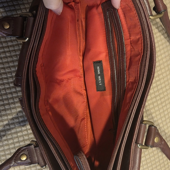 Elegant Burgundy Leather Handbag - Picture 4 of 9